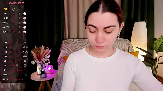 hannacheekss  online show from April 10, 2026, 2:07 am