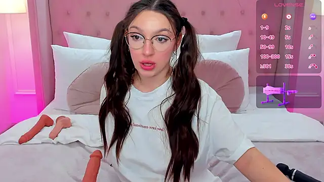 Snapshot of GiaCale chatting on March 9, 2025, 11:56 pm GiaCale online show from March 9, 2025, 11:56 pm