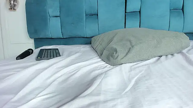 mia  fernandez online show from March 9, 2026, 7:39 pm