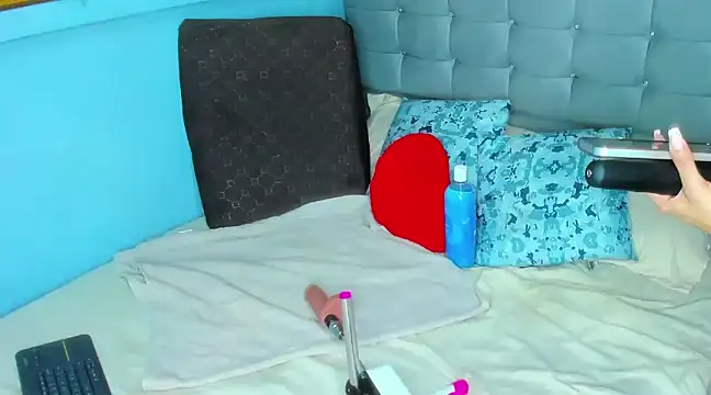 Selenakyle92  online show from February 3, 2025, 11:47 pm