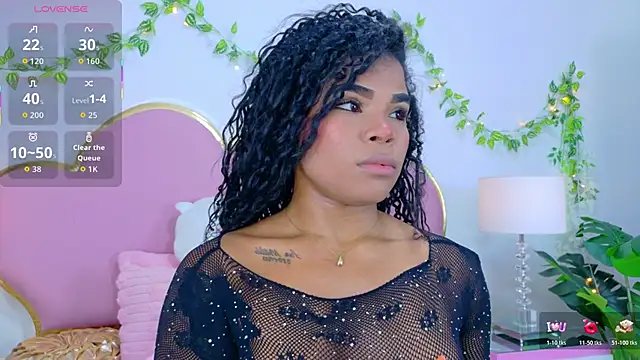 NahiaraReina online show from November 5, 2025, 1:25 pm