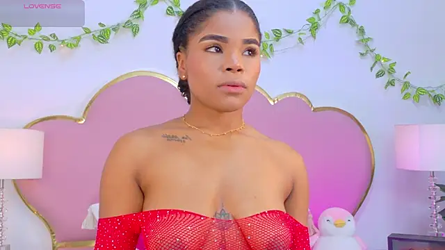 NahiaraReina online show from December 3, 2025, 1:54 pm