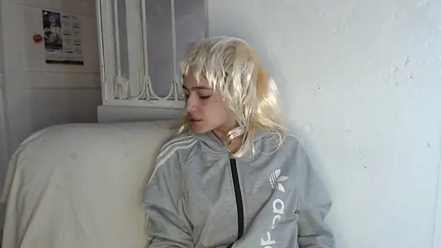 skinny sweet2411 online show from November 12, 2025, 3:16 pm