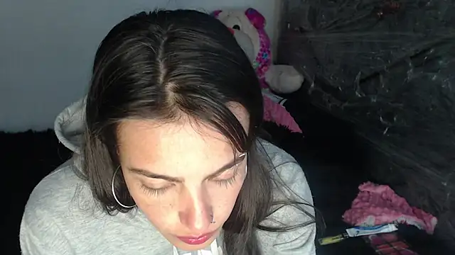 skinny sweet2411 online show from December 16, 2025, 1:04 pm