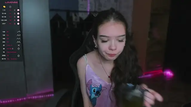 SweetyDeviliya online show from December 3, 2025, 1:39 am