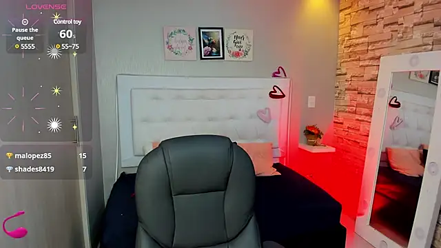 Snapshot of EMALINDA__HILSS chatting on March 18, 2025, 3:34 am EMALINDA HILSS online show from March 18, 2025, 3:34 am