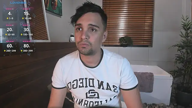 Snapshot of Edward_max chatting on October 18, 2025, 10:23 pm Edward max online show from October 18, 2025, 10:23 pm