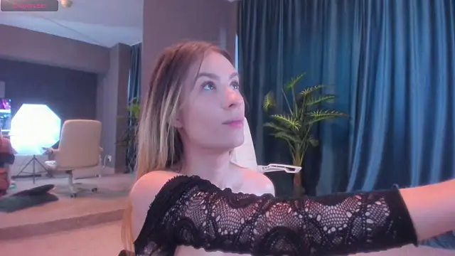 LaurynCopper online show from February 19, 2026, 7:27 am