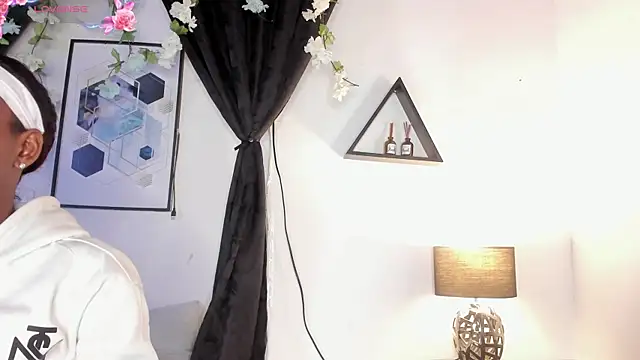 Snapshot of Khenta_Michells chatting on May 5, 2026, 10:29 am Khenta Michells online show from May 5, 2026, 10:29 am