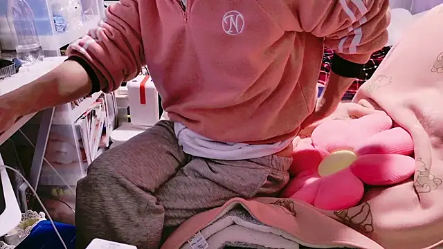 Im IVE LOVE online show from December 12, 2024, 2:11 pm