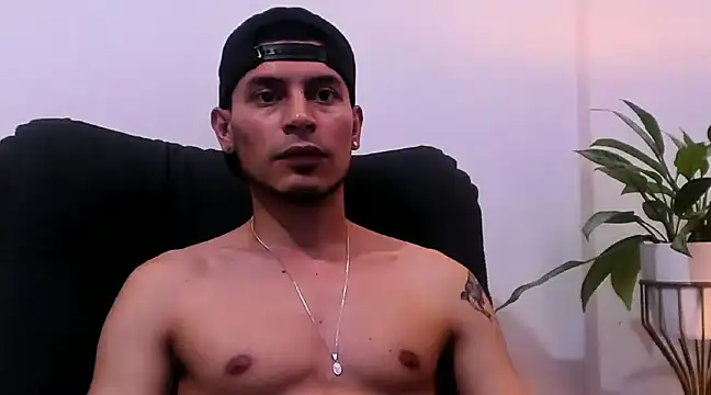 CruzVega online show from February 5, 2025, 1:47 am