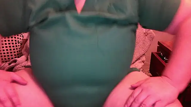 Snapshot of Maebi chatting on December 7, 2024, 2:47 am Maebi online show from December 7, 2024, 2:47 am