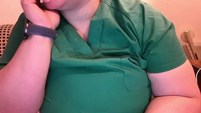 Snapshot of Maebi chatting on December 4, 2024, 9:40 pm Maebi online show from December 4, 2024, 9:40 pm