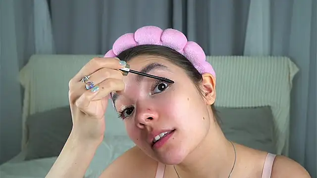 VeronaAppleberry online show from October 24, 2025, 11:20 am