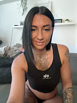 Snapshot of IntiMia chatting on March 3, 2025, 8:19 am IntiMia online show from March 3, 2025, 8:19 am