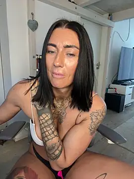 Snapshot of IntiMia chatting on March 4, 2026, 8:11 am IntiMia online show from March 4, 2026, 8:11 am