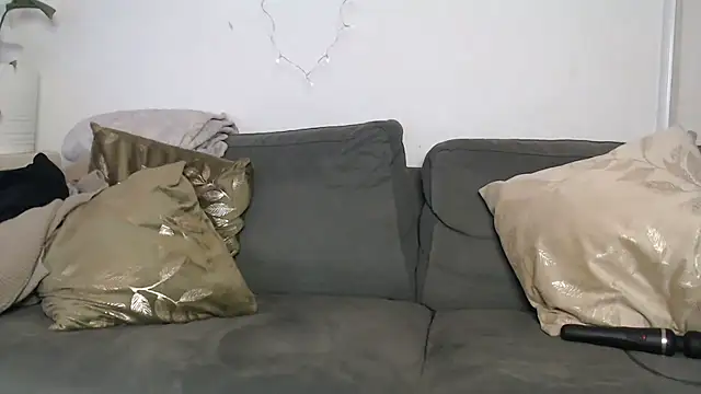 Snapshot of IntiMia chatting on December 19, 2024, 4:02 pm IntiMia online show from December 19, 2024, 4:02 pm