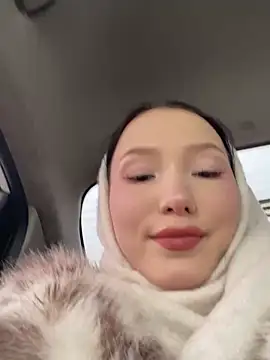 Snapshot of LeilaLow chatting on February 28, 2025, 10:52 am LeilaLow online show from February 28, 2025, 10:52 am