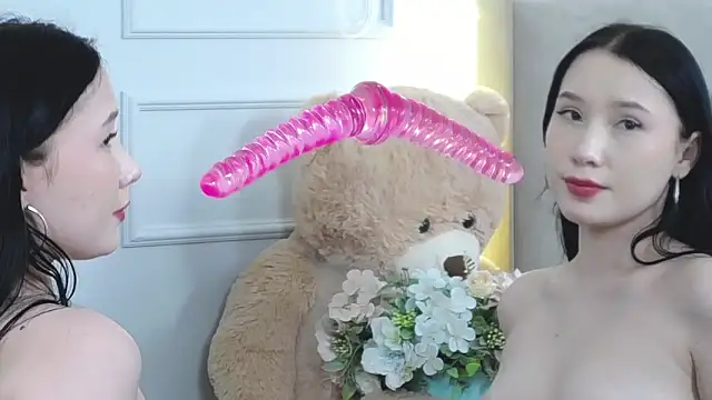 Snapshot of LeilaLow chatting on February 2, 2025, 6:20 pm LeilaLow online show from February 2, 2025, 6:20 pm