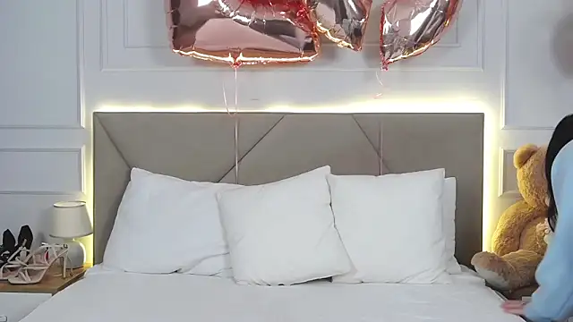 Snapshot of LeilaLow chatting on February 20, 2025, 12:04 pm LeilaLow online show from February 20, 2025, 12:04 pm