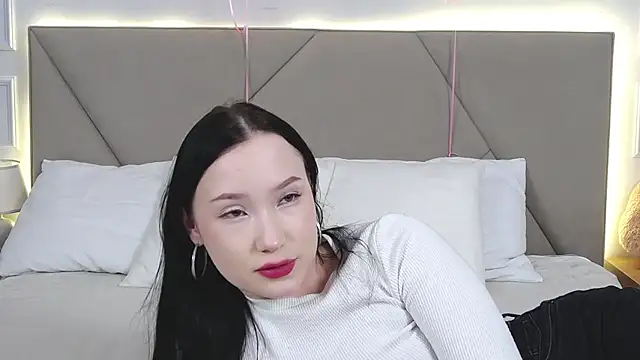 Snapshot of LeilaLow chatting on February 21, 2025, 12:06 pm LeilaLow online show from February 21, 2025, 12:06 pm