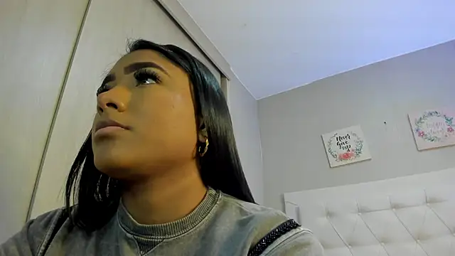 nicole  parker1 online show from March 17, 2026, 1:03 pm