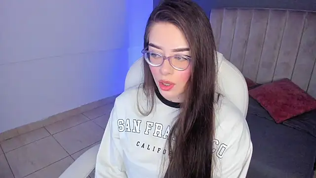 Charlotte Olsen  online show from February 13, 2025, 12:43 pm