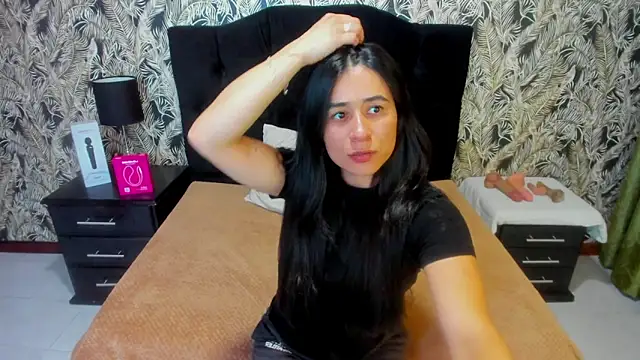 ChloeTurner  online show from April 17, 2026, 8:22 pm