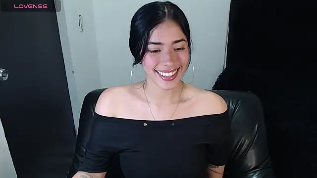 Snapshot of LESLIEBLACK_ chatting on January 27, 2025, 11:43 pm LESLIEBLACK online show from January 27, 2025, 11:43 pm