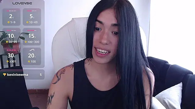 Snapshot of LESLIEBLACK_ chatting on August 5, 2026, 6:13 pm LESLIEBLACK online show from August 5, 2026, 6:13 pm