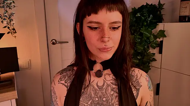 MichaellaMoon online show from April 23, 2026, 5:25 pm