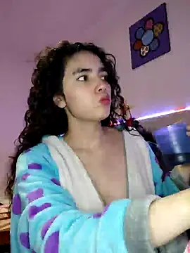 Snapshot of Emily_Saez1 chatting on December 14, 2024, 4:01 am Emily Saez1 online show from December 14, 2024, 4:01 am