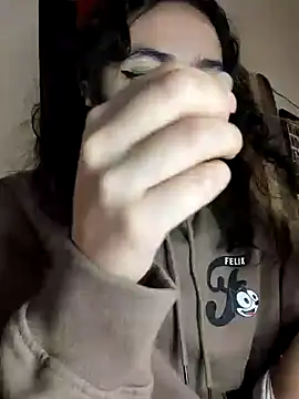Snapshot of Emily_Saez1 chatting on December 12, 2024, 3:21 am Emily Saez1 online show from December 12, 2024, 3:21 am