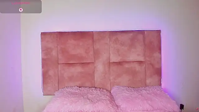 Snapshot of Iris_Thompson_ chatting on June 18, 2026, 12:53 am Iris Thompson online show from June 18, 2026, 12:53 am