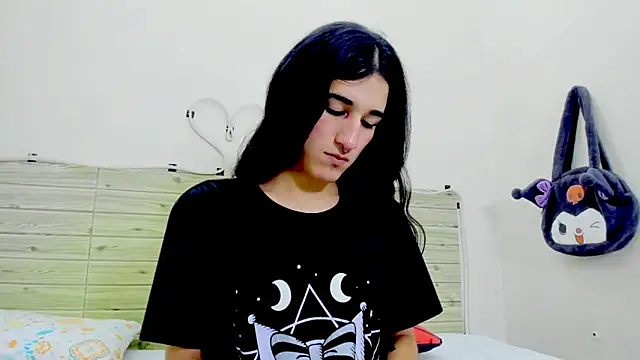 Snapshot of Evil_Queen13 chatting on November 25, 2025, 7:36 pm Evil Queen13 online show from November 25, 2025, 7:36 pm