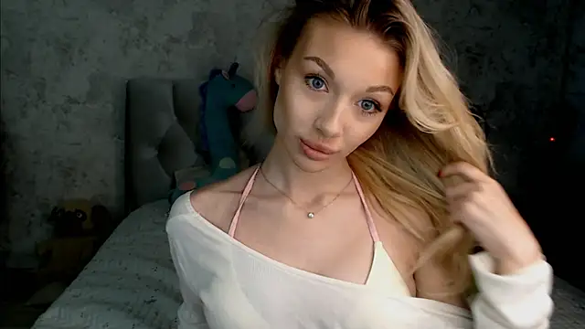 Snapshot of Ella_Milla chatting on July 9, 2026, 1:32 pm Ella Milla online show from July 9, 2026, 1:32 pm