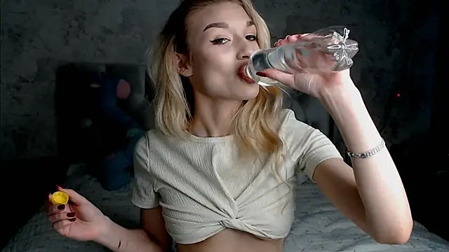 Snapshot of Ella_Milla chatting on April 28, 2026, 2:43 pm Ella Milla online show from April 28, 2026, 2:43 pm