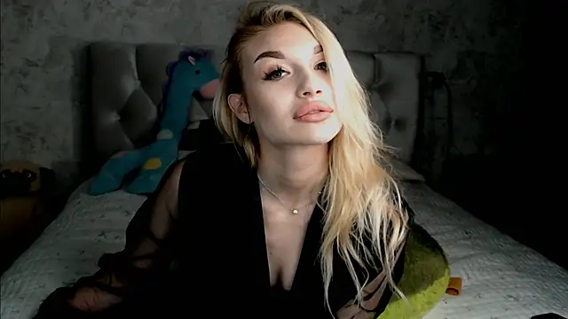 Snapshot of Ella_Milla chatting on April 19, 2026, 5:25 pm Ella Milla online show from April 19, 2026, 5:25 pm