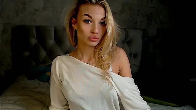 Ella Milla online show from March 29, 2026, 9:05 pm