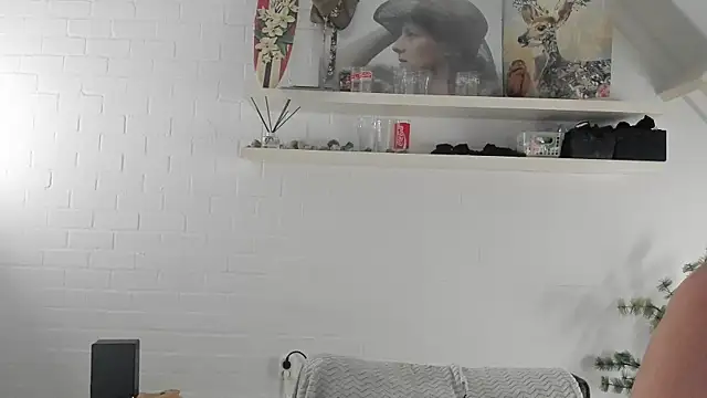 Snapshot of MendiPetite chatting on February 13, 2026, 9:48 pm MendiPetite online show from February 13, 2026, 9:48 pm