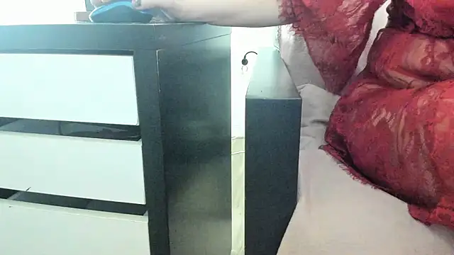 Snapshot of MendiPetite chatting on February 20, 2026, 9:28 pm MendiPetite online show from February 20, 2026, 9:28 pm