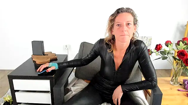 MendiPetite online show from October 6, 2025, 7:42 am