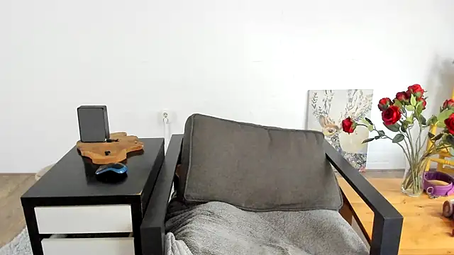 MendiPetite online show from October 19, 2025, 8:50 am