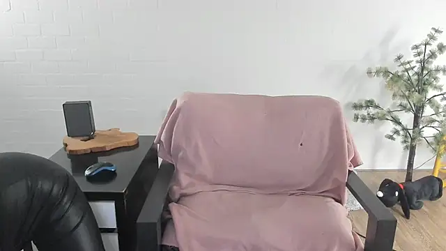 Snapshot of MendiPetite chatting on February 22, 2026, 6:42 pm MendiPetite online show from February 22, 2026, 6:42 pm