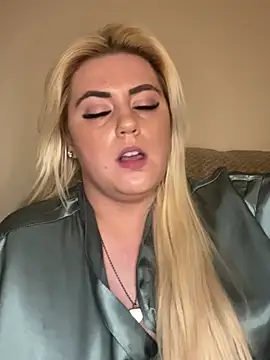 Snapshot of Blondiee3088 chatting on February 27, 2025, 11:37 pm Blondiee3088 online show from February 27, 2025, 11:37 pm