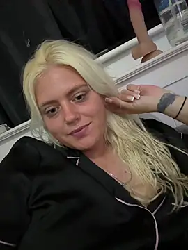 Snapshot of Blondiee3088 chatting on September 15, 2025, 4:02 am Blondiee3088 online show from September 15, 2025, 4:02 am