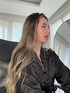 nicollefiorett online show from September 11, 2025, 8:53 pm