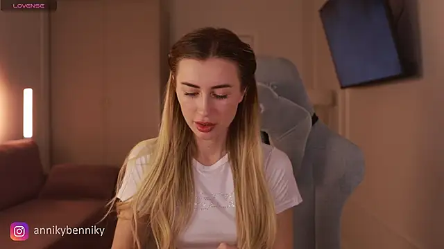 Snapshot of Coconutkittyy chatting on March 7, 2025, 6:00 pm Coconutkittyy online show from March 7, 2025, 6:00 pm