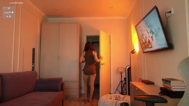 Coconutkittyy online show from June 19, 2026, 6:03 pm