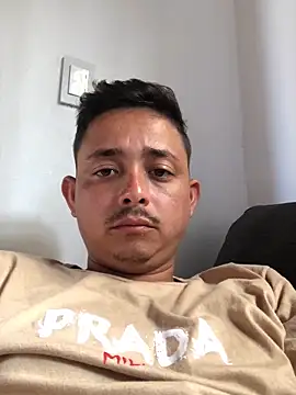 isacalejandroo online show from September 17, 2025, 6:43 pm